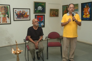 Milind Sathe introduces Artfest 09 and Prabhakar Kolte at Indiaart